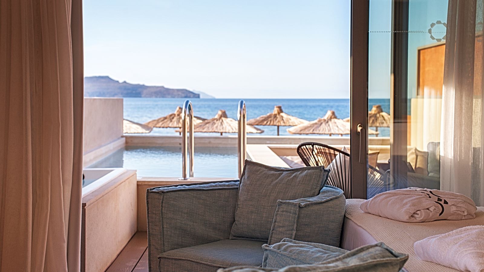 rooms-pure-haven-sea-front-with-heated-private-pool