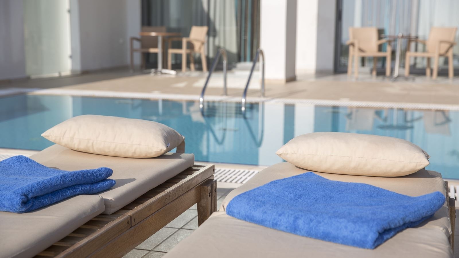 rooms-junior-suite-sharing-pool