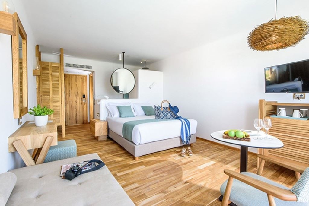 rooms-luxury-pool-view