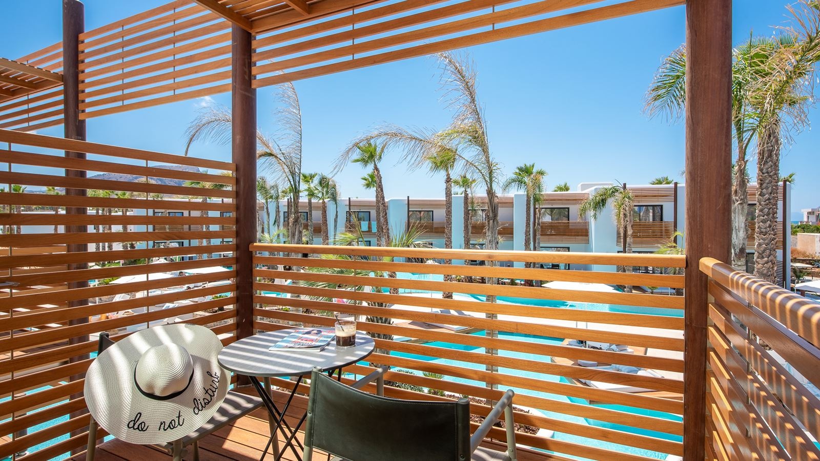 rooms-premium-pool-view