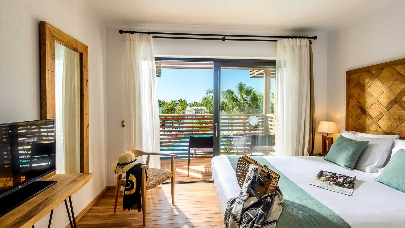 rooms-luxury-pool-view