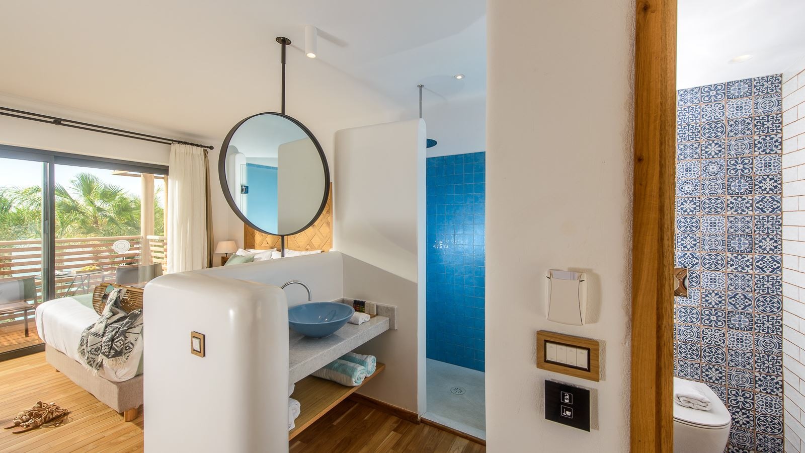 rooms-luxury-pool-view