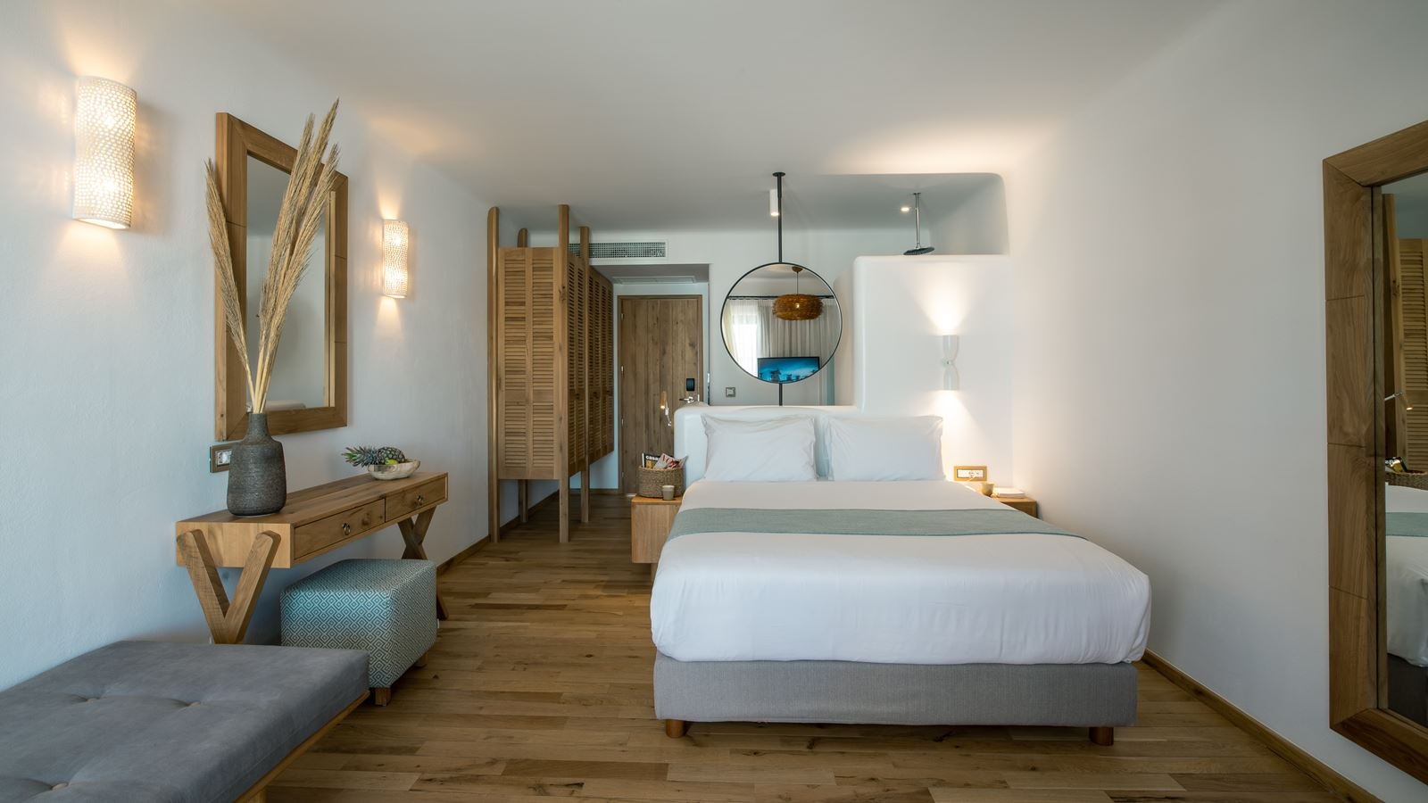 rooms-luxury-pool-view