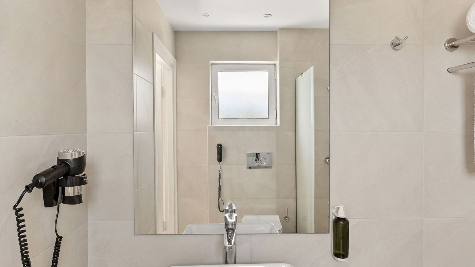 rooms-family-suite-room-with-garden-view