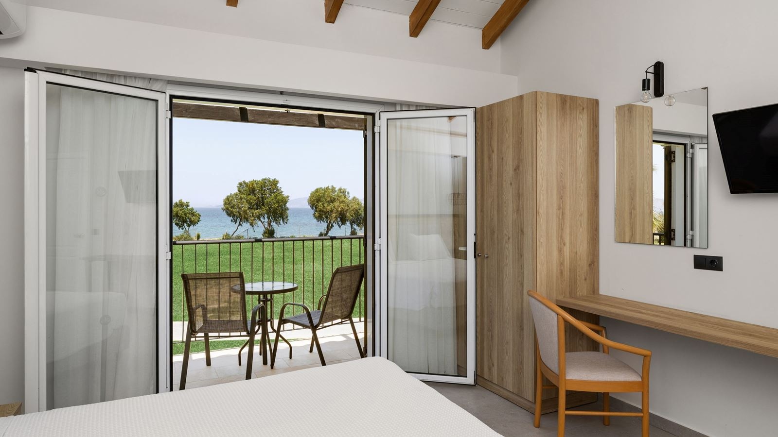 rooms-superior-side-sea-view