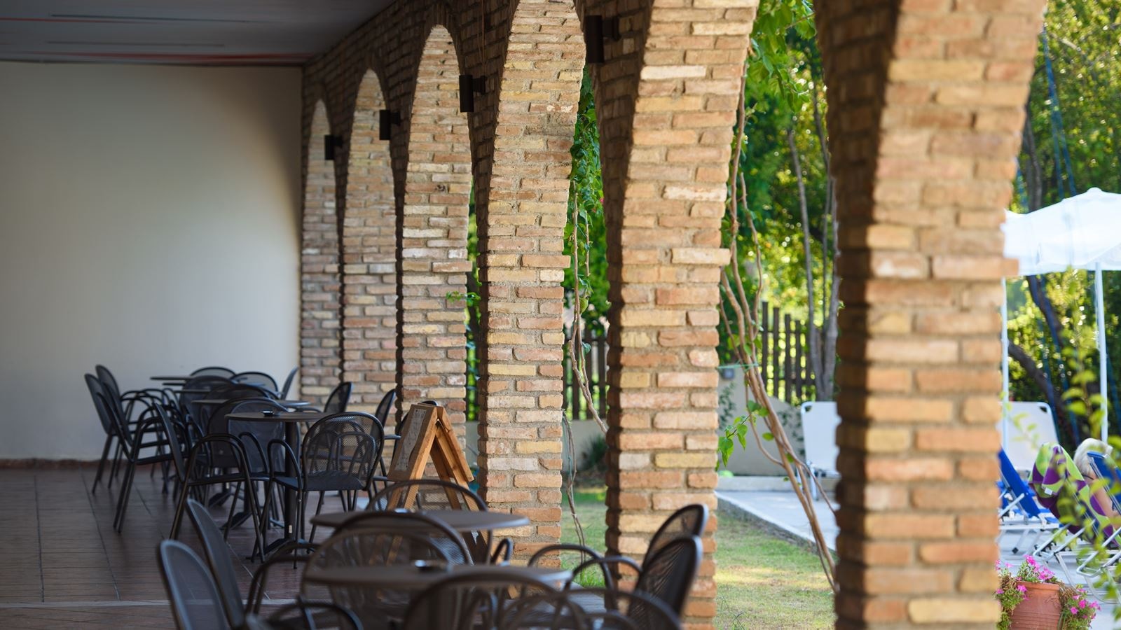 bars-amalia-pool-bar