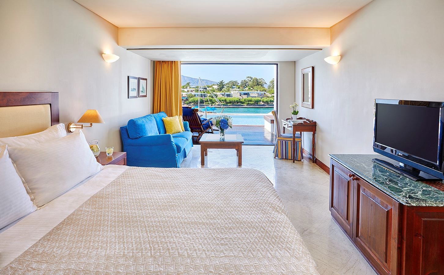 rooms-superior-bungalow-front-sea-view-sharing-a-pool