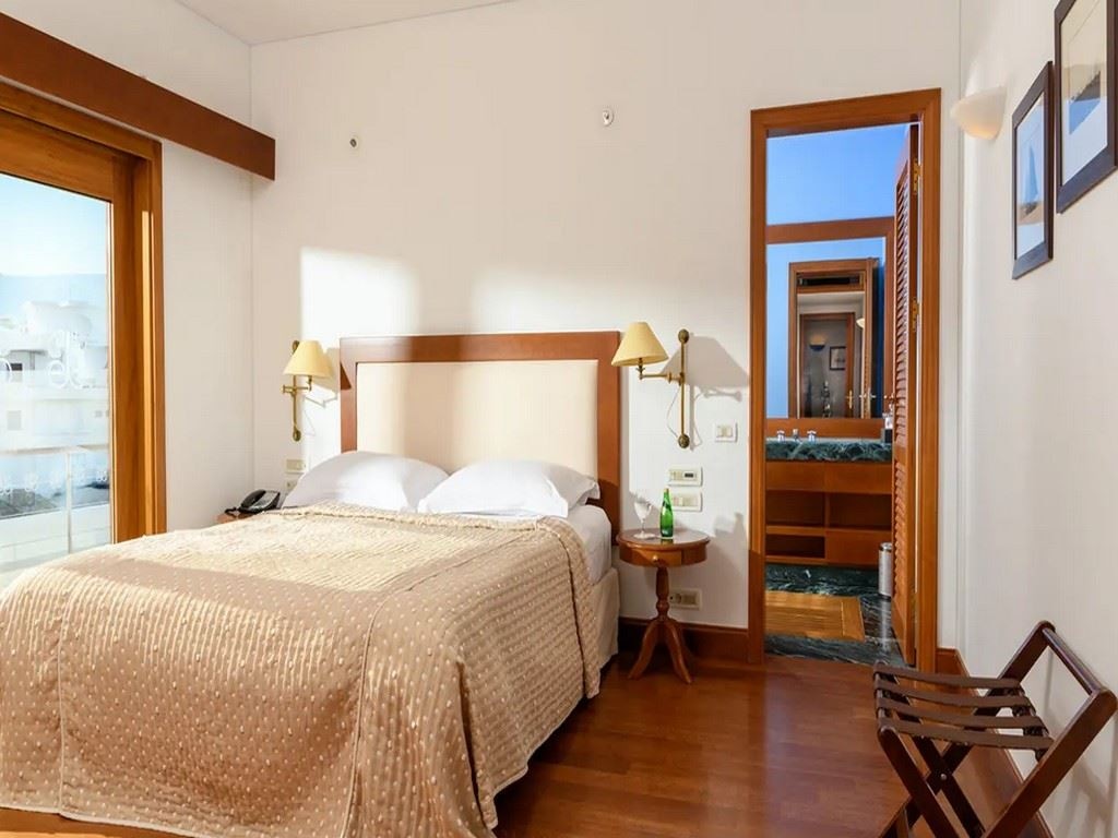 rooms-the-penthouse-suite-with-panoramic-sea-view