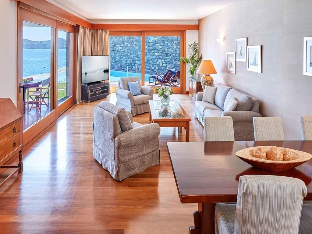 rooms-the-presidential-suite-waterfront-with-a-private-heated-pool