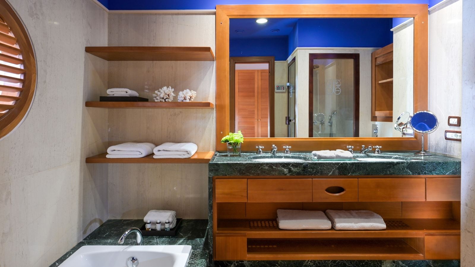 rooms-deluxe-room-spa-sea-view