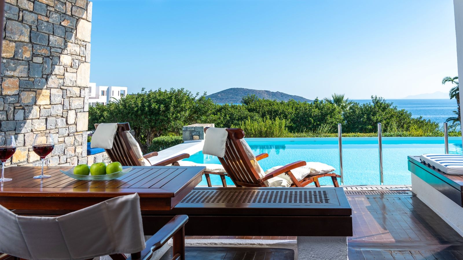 rooms-deluxe-room-spa-sea-view-sharing-pool