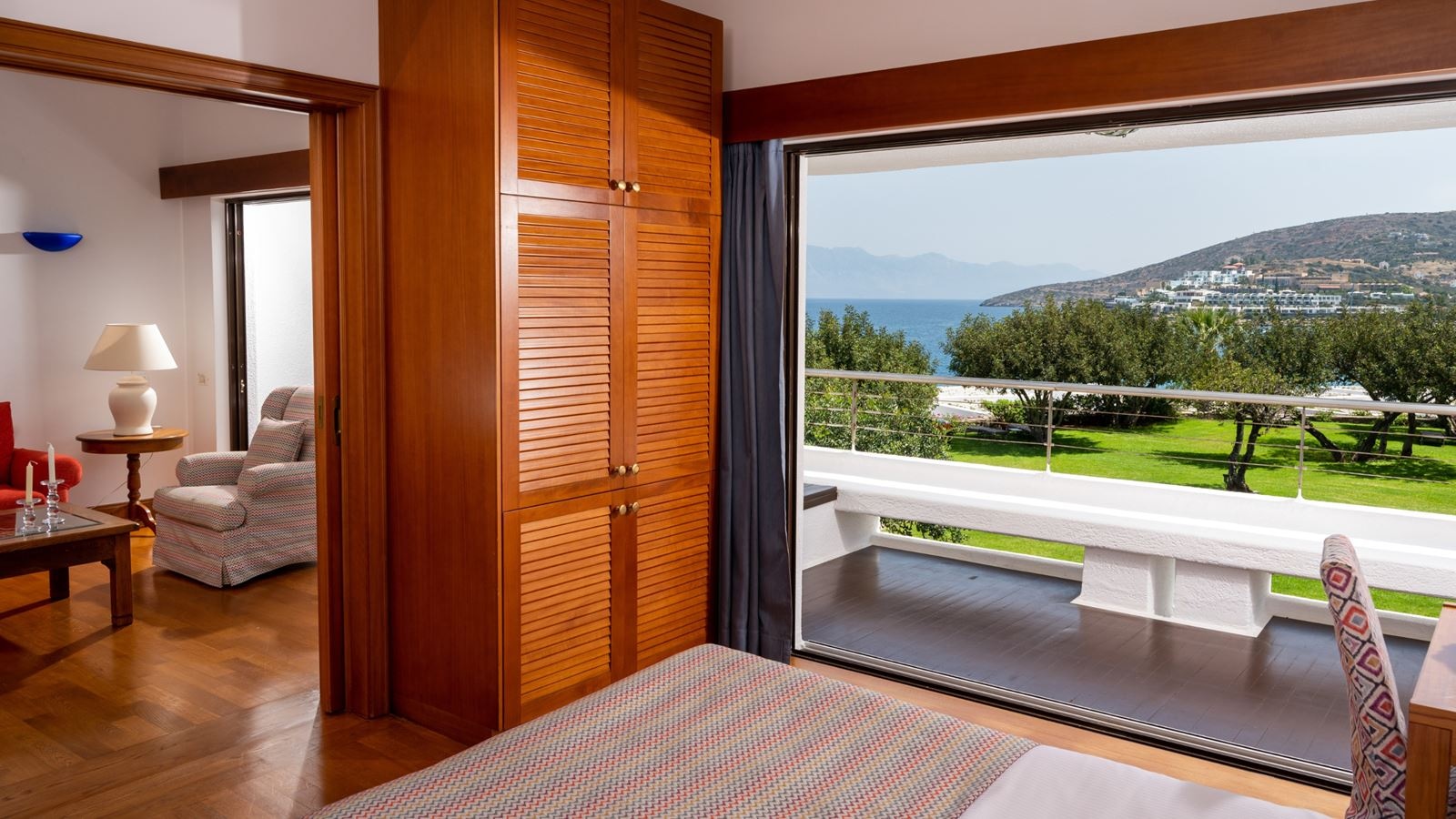 rooms-deluxe-hotelbungalow-suite-sea-view