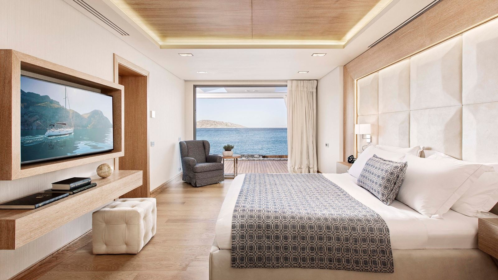 rooms-ambassador-bungalow-suite-waterfront