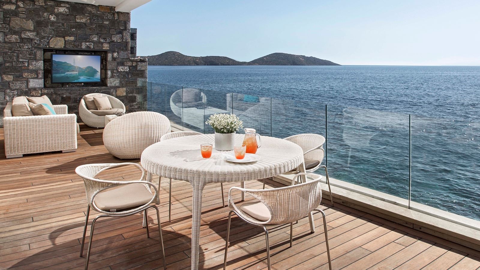 rooms-ambassador-bungalow-suite-waterfront