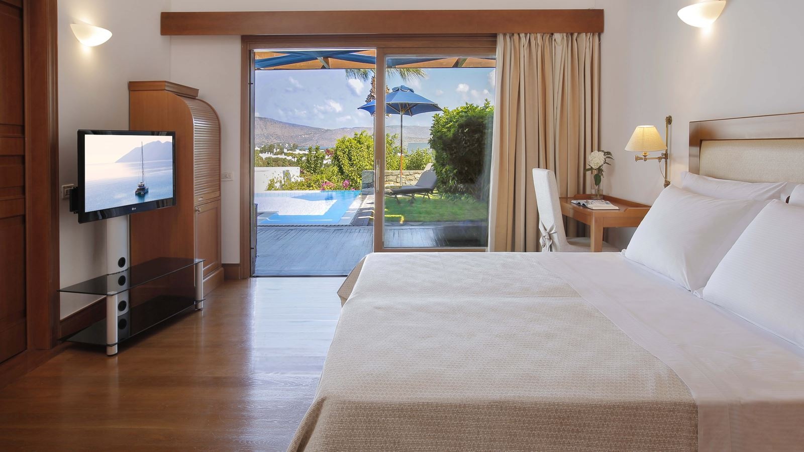 rooms-family-villa-with-private-heated-pool