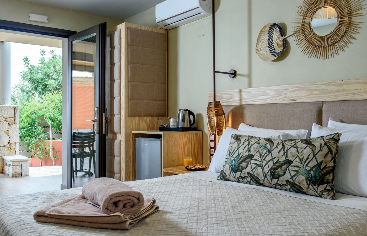 rooms-deluxe-room-inland-view