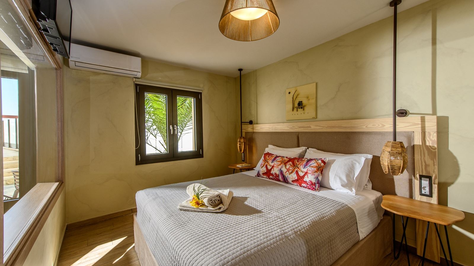 rooms-luxury-onebedroom-suite-inland-view