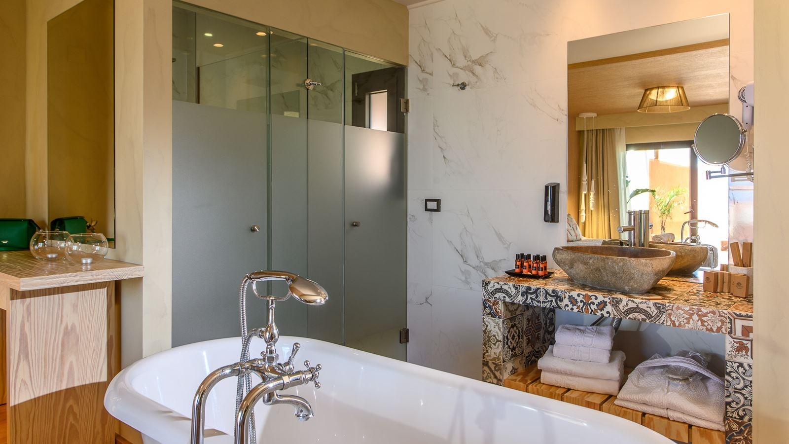 rooms-elite-suite-sea-view-outdoor-jacuzzi