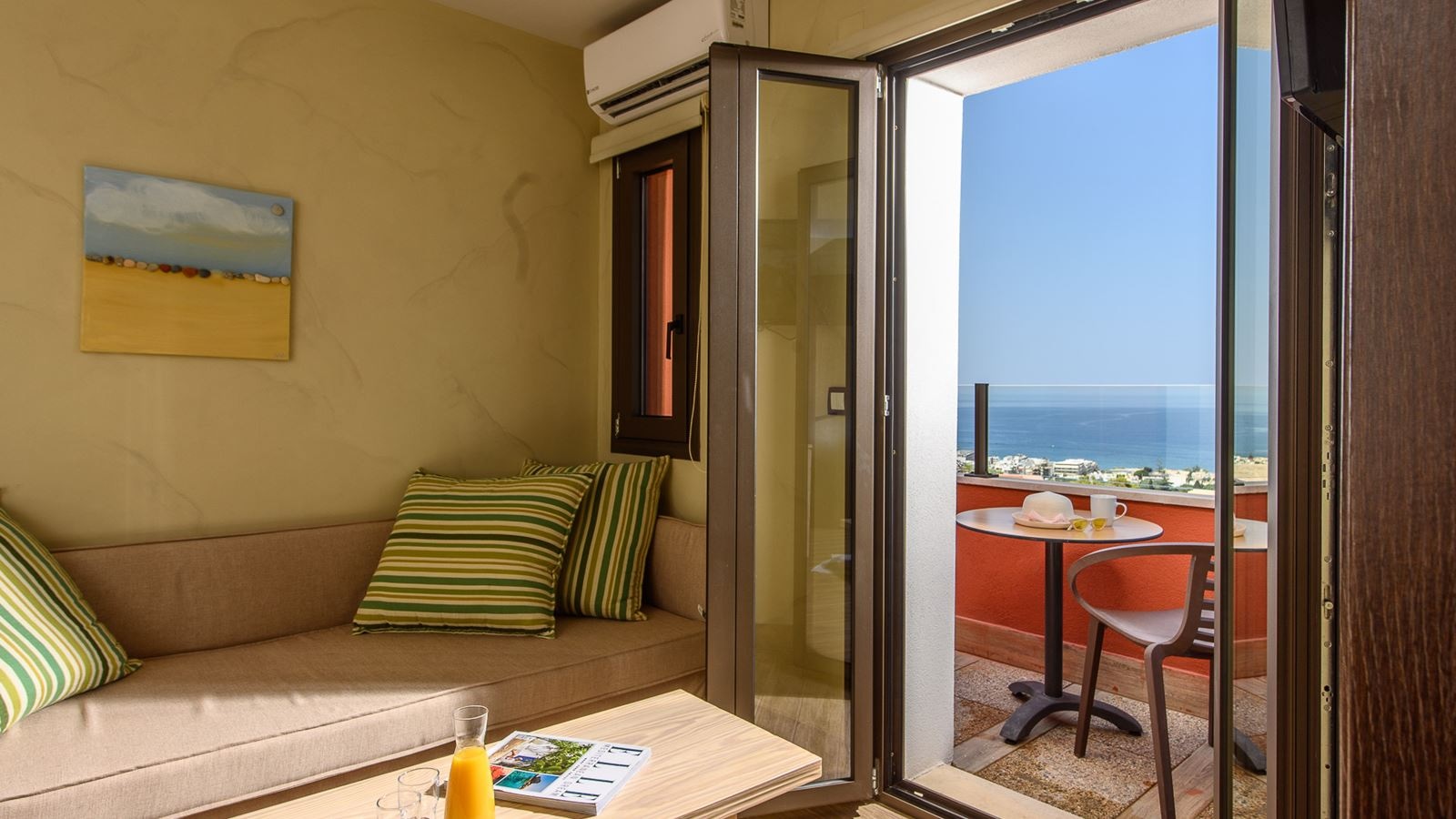 rooms-luxury-two-bedroom-suite-sea-view-outdoor-jacuzzi