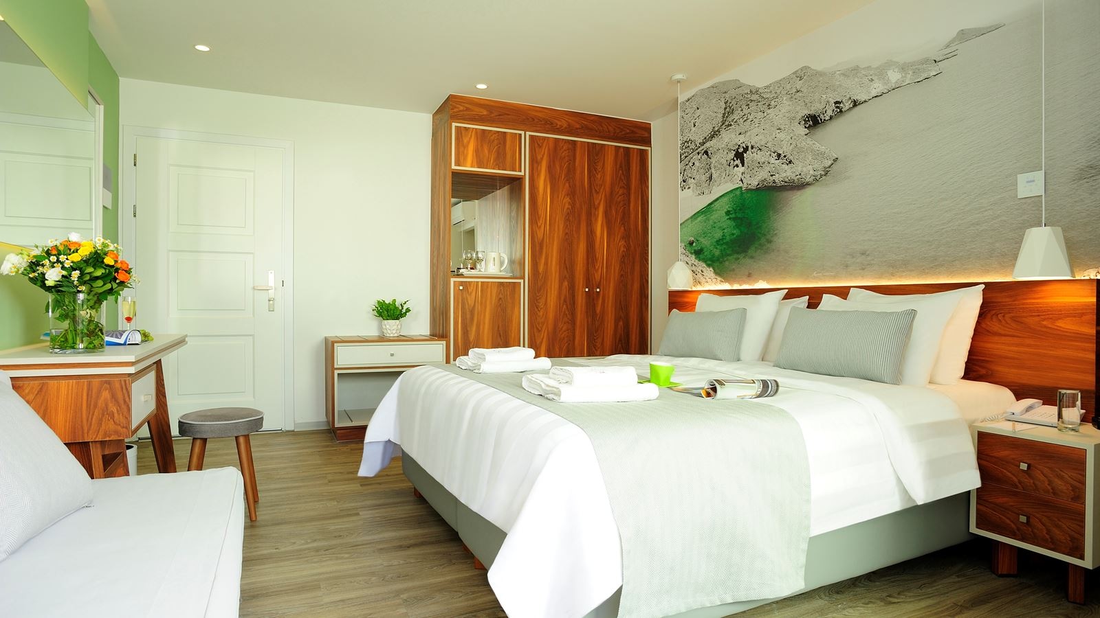 rooms-deluxe-room-land-view