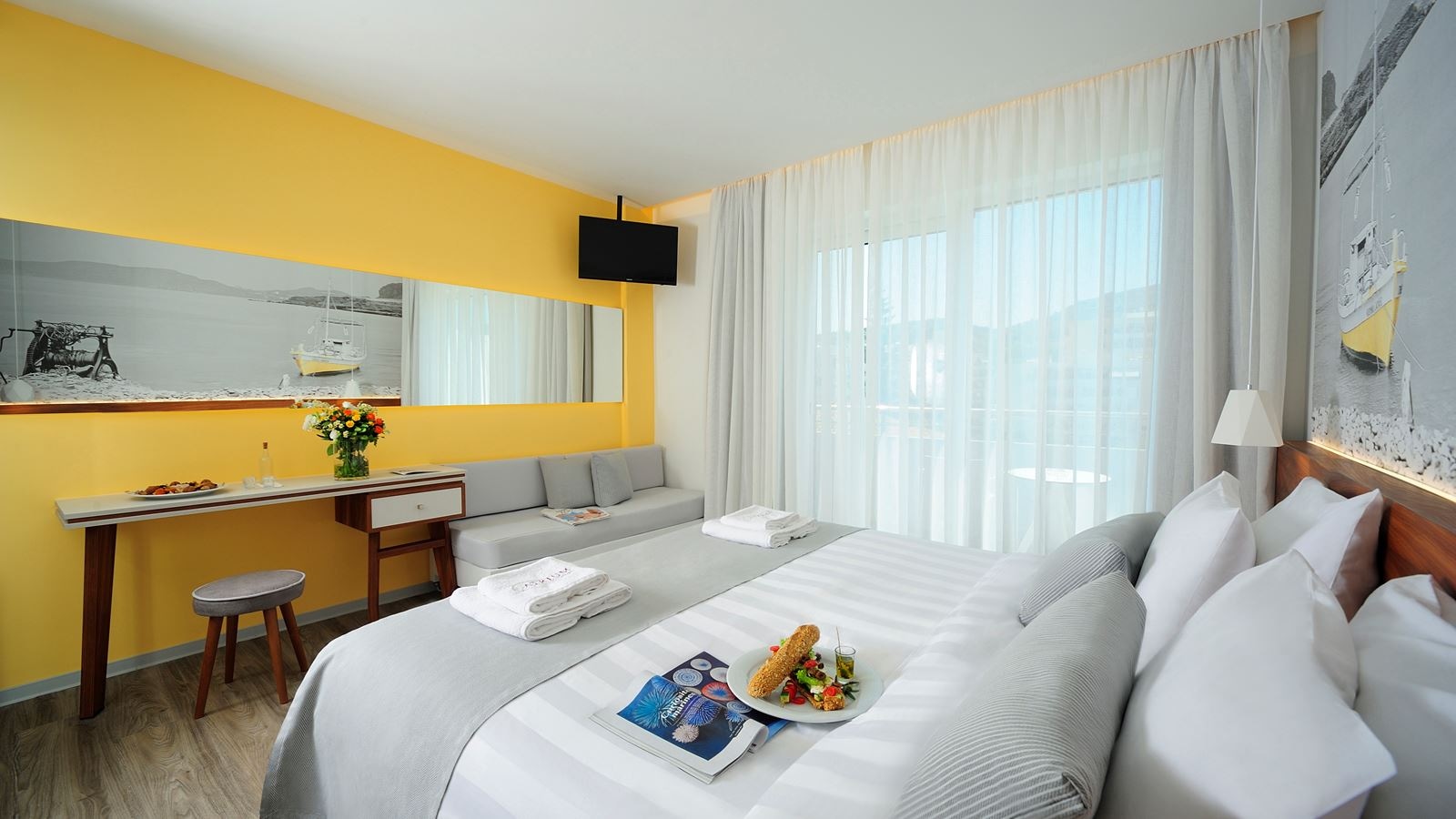 rooms-deluxe-room-pool-view