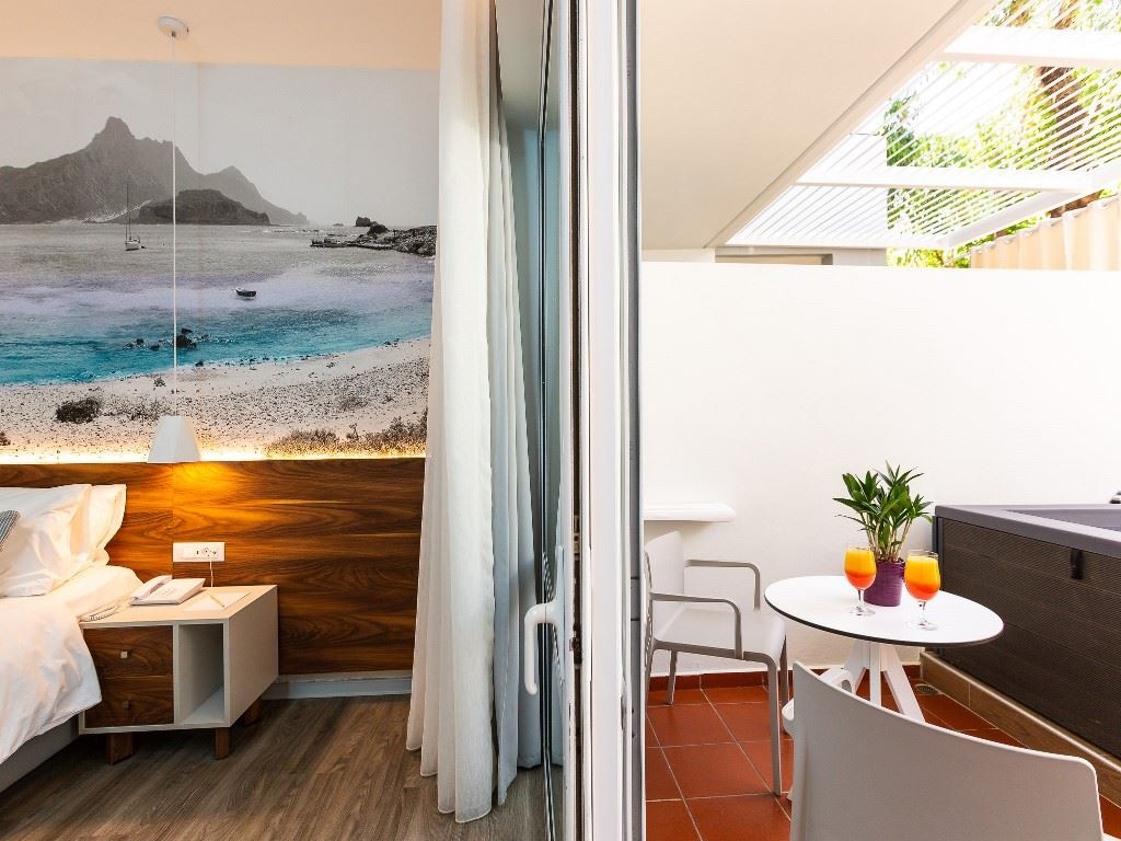 rooms-junior-suite-with-outdoor-jacuzzi