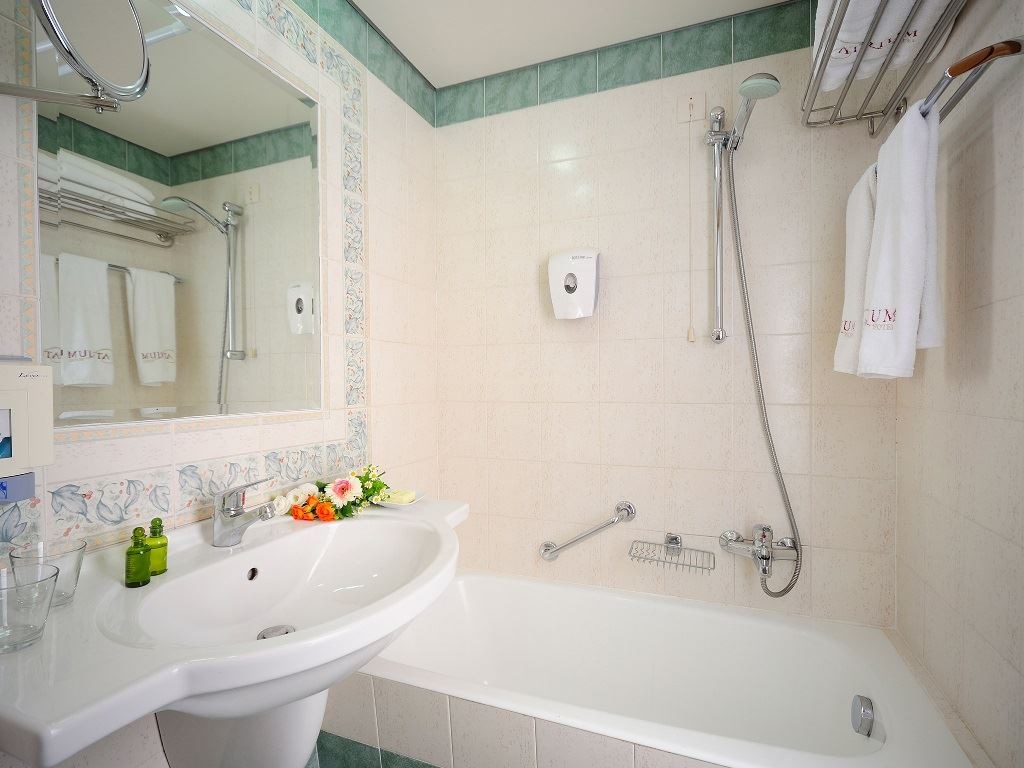 rooms-standard-room-pool-view