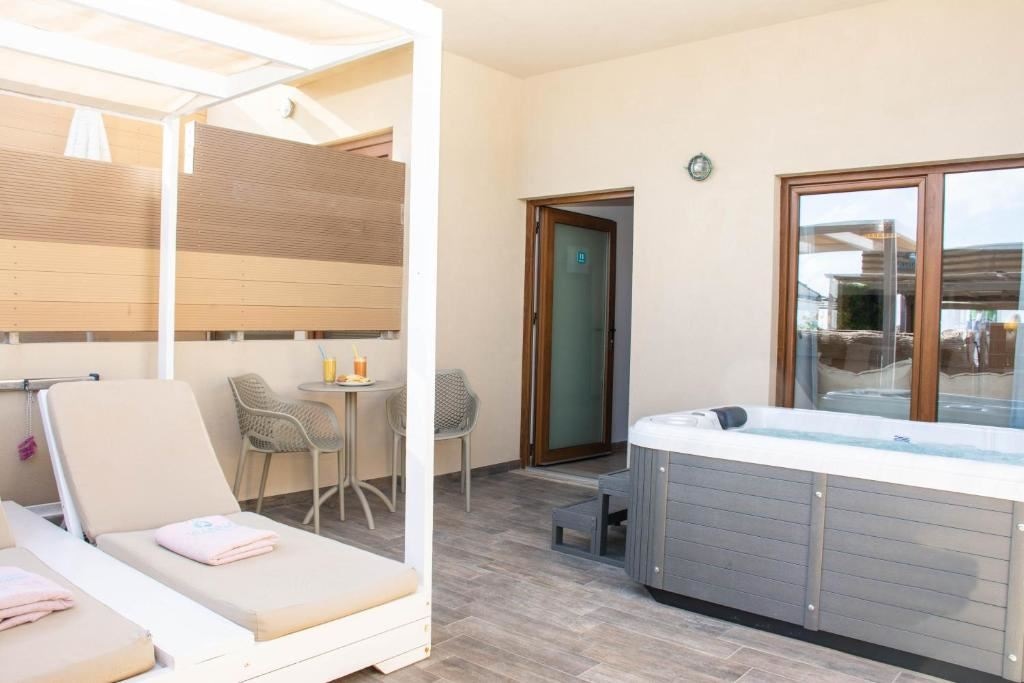 rooms-suite-land-view-with-jacuzzi