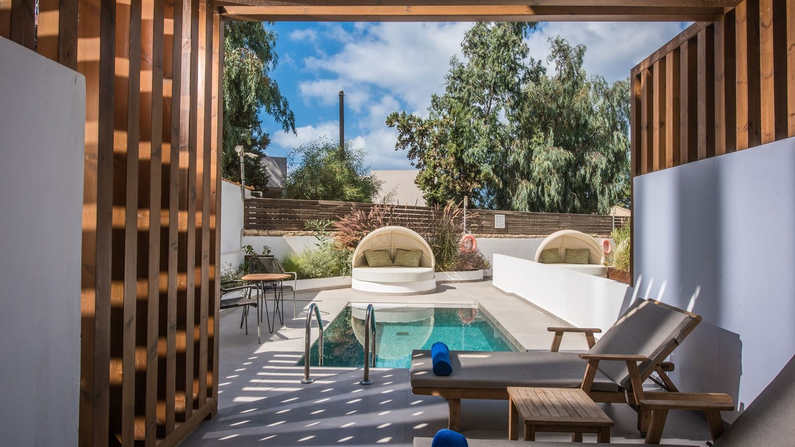 rooms-superior-room-individual-pool