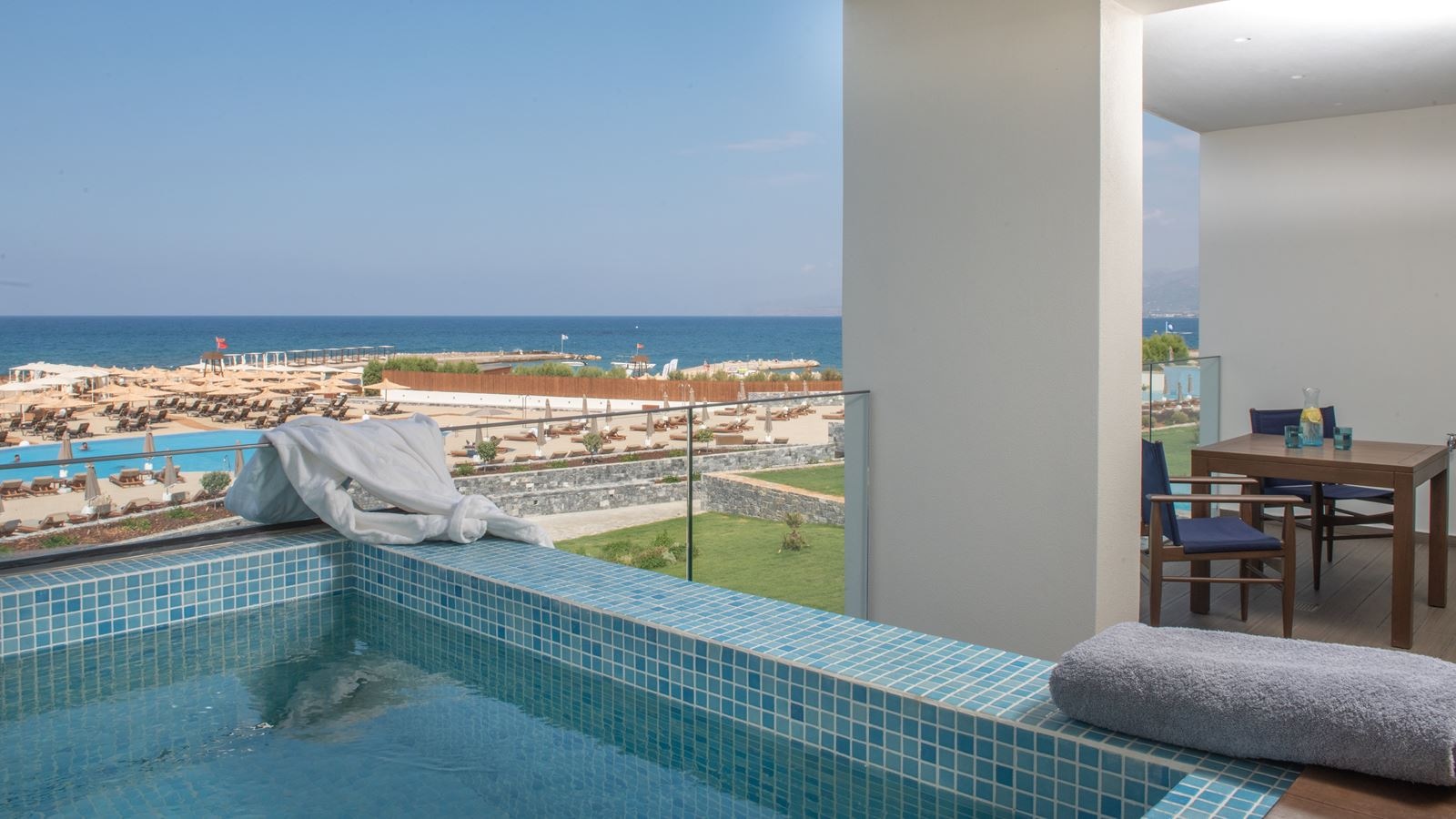 rooms-aqua-marine-suite-waterfront-with-heated-outdoor-whirlpool-and-gym