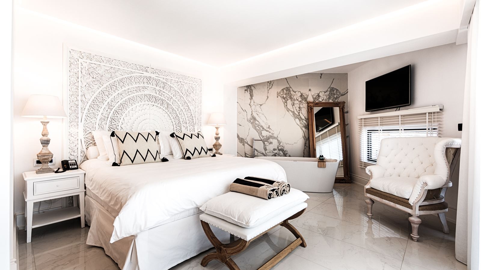 rooms-island-honeymoon-sea-front-suite-private-pool-outdoor-jacuzzi