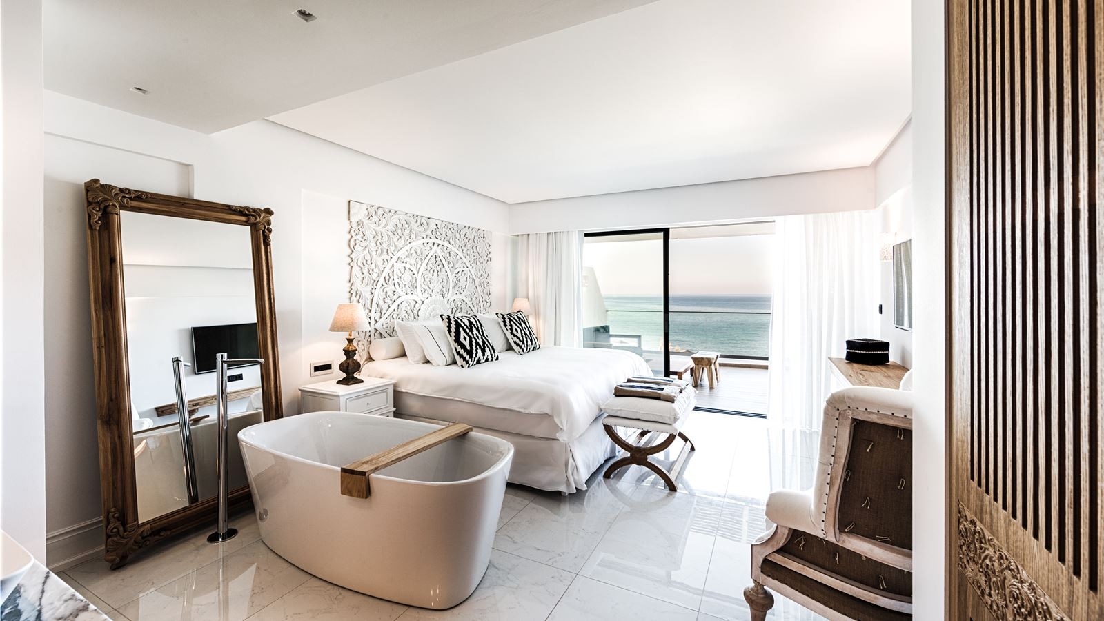 rooms-thalassa-deluxe-seafront-guestroom