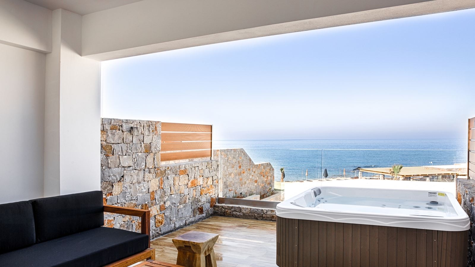 rooms-luxury-guestroom-with-private-outdoor-jacuzzi