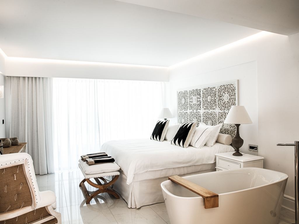 rooms-deep-blu-deluxe-sea-view-guestroom