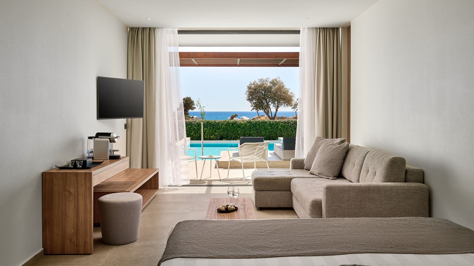 rooms-junior-suite-beachfront-privatepool