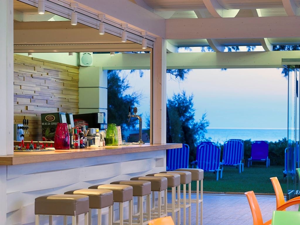 bars-senses-pool-bar