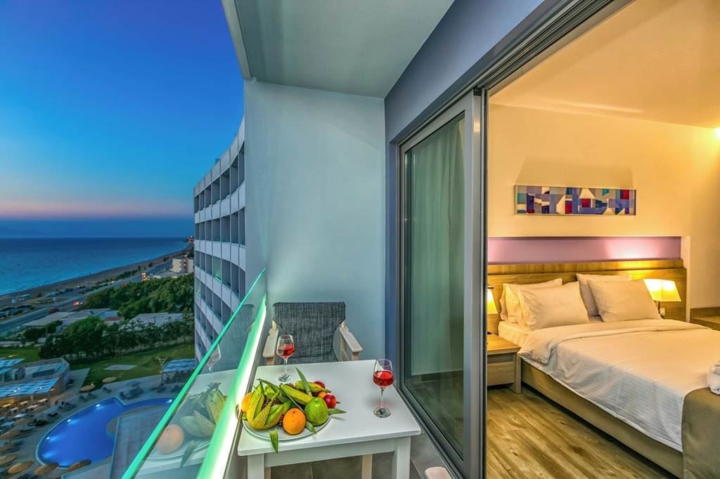 rooms-twin-room-sea-front-balcony