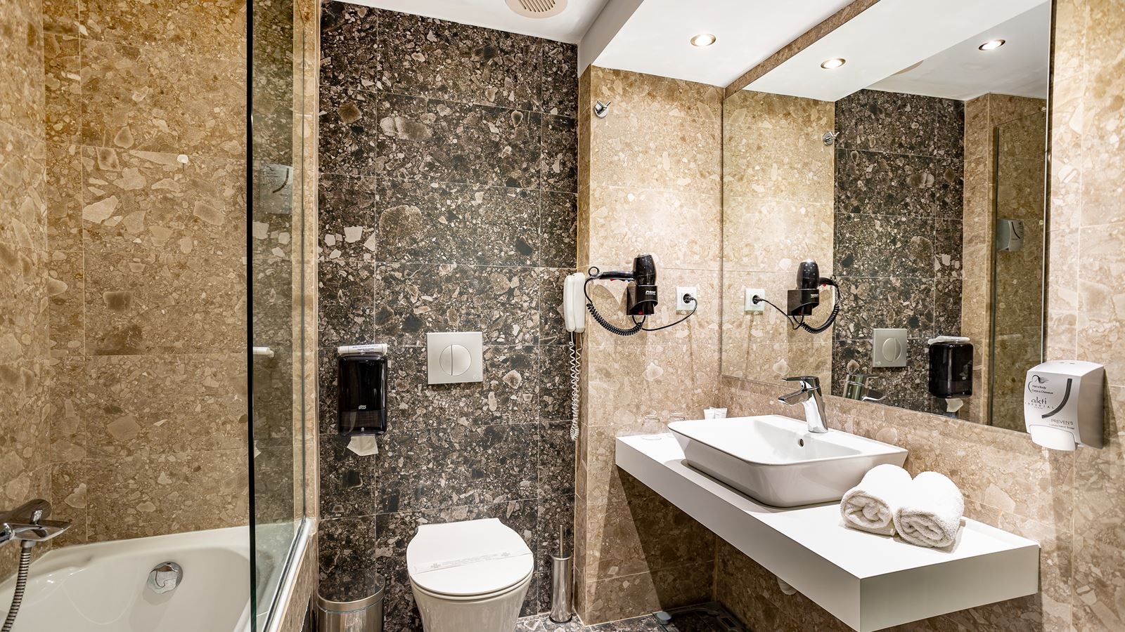 rooms-twin-economy-room-balcony