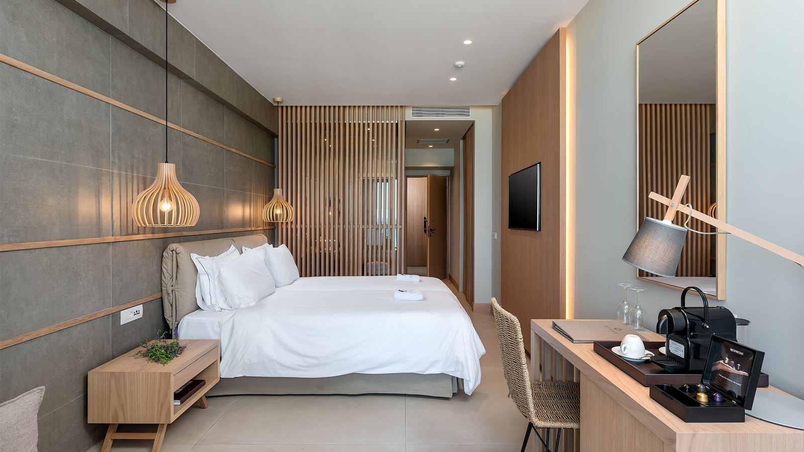 rooms-suite-superior-pool-view