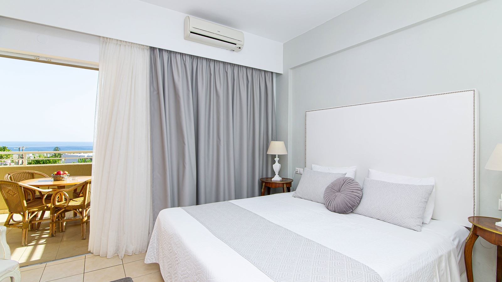 rooms-apartment-luxury-1-bedroom-seaview-balcony-or-terrace