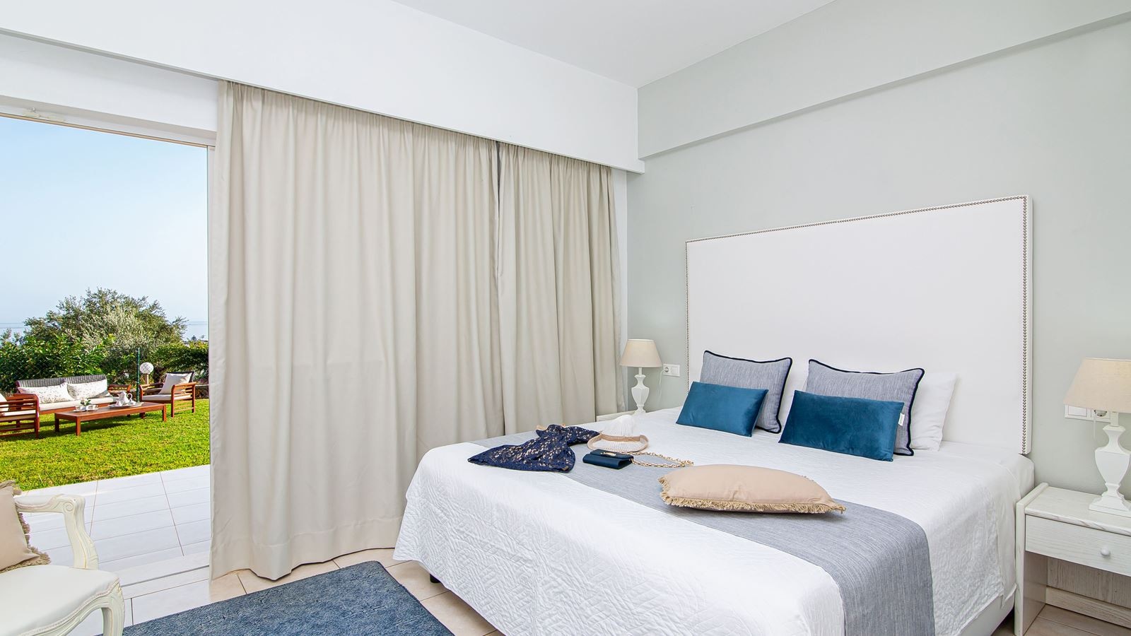 rooms-apartment-luxury-1-bedroom-seaview-balcony-or-terrace