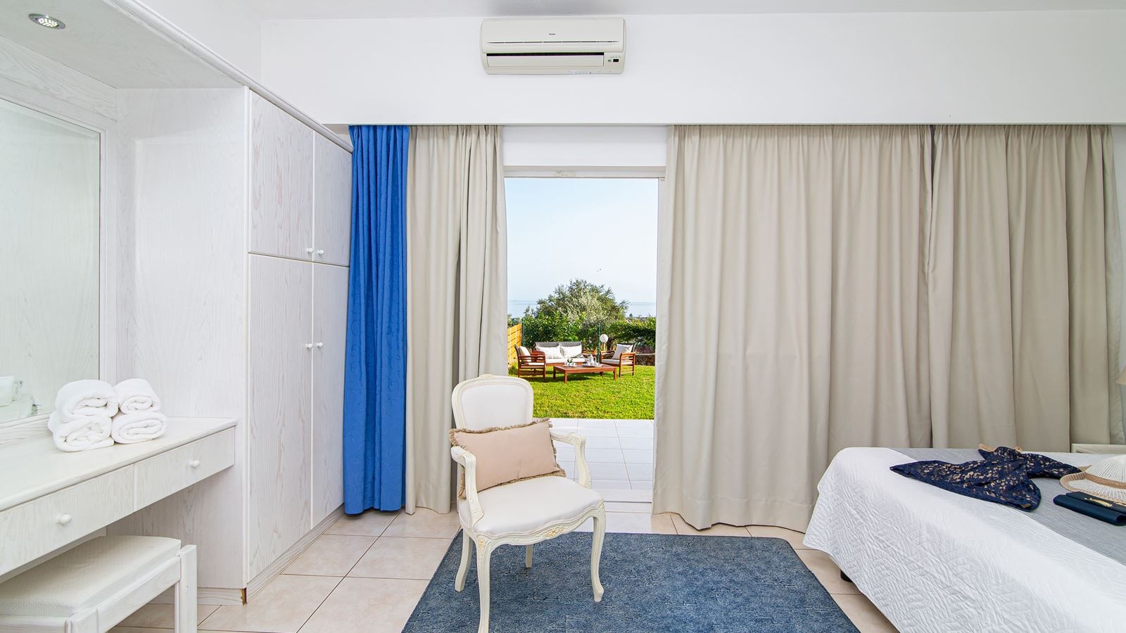 rooms-apartment-luxury-1-bedroom-seaview-balcony-or-terrace