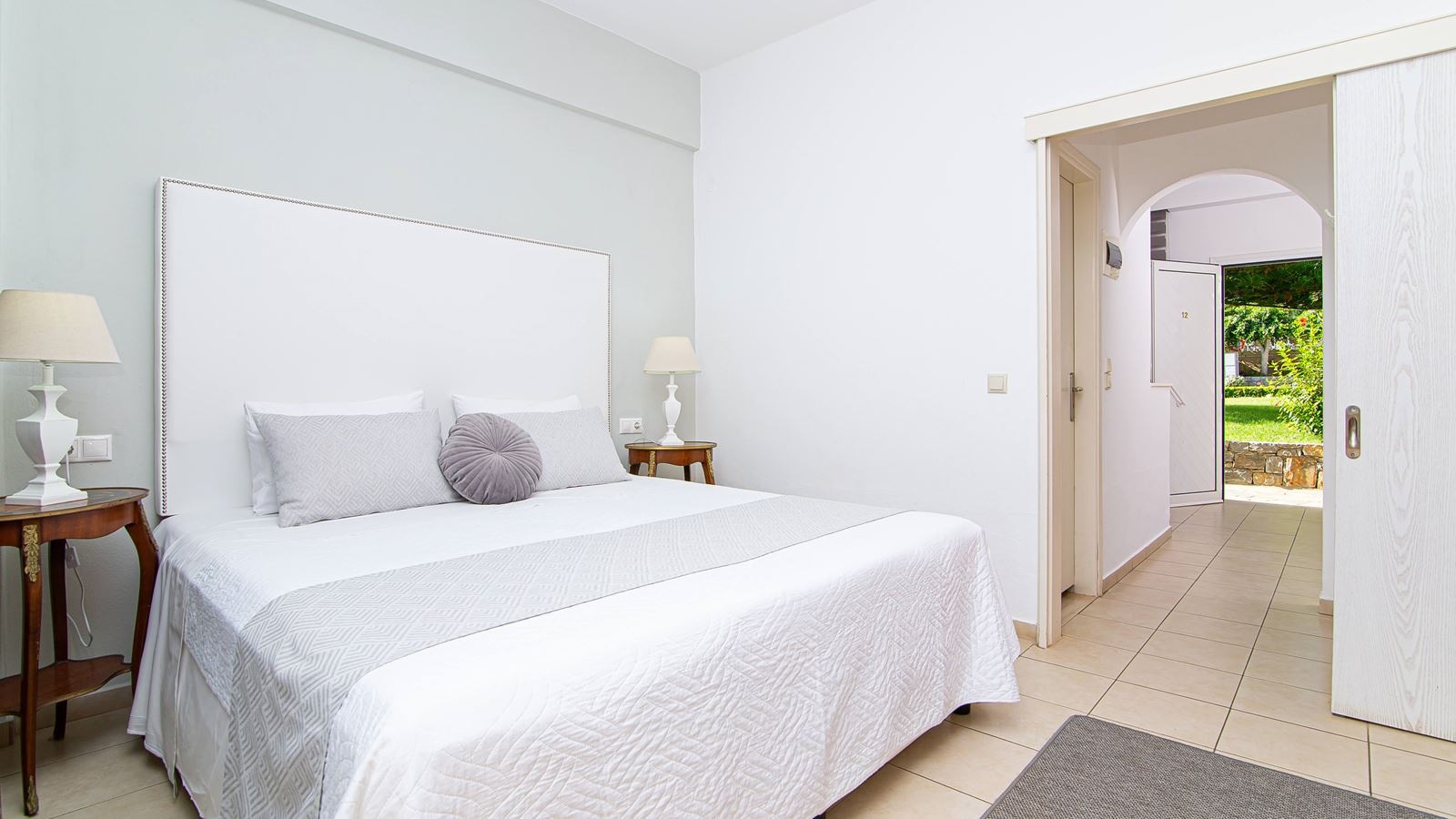 rooms-apartment-luxury-1-bedroom-seaview-balcony-or-terrace