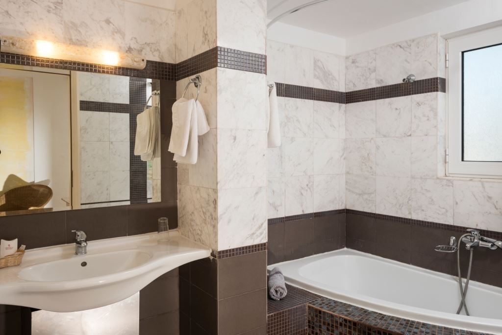 rooms-double-room--partial-sea-view