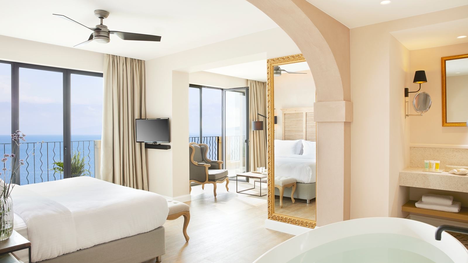 rooms-deluxe-suite-whirlpool-sea-view
