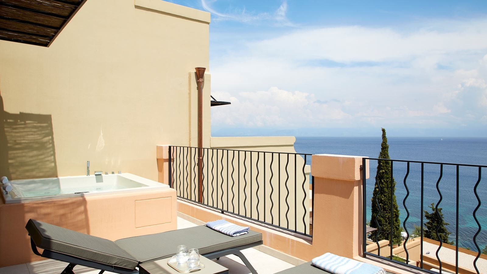 rooms-deluxe-suite-whirlpool-sea-view