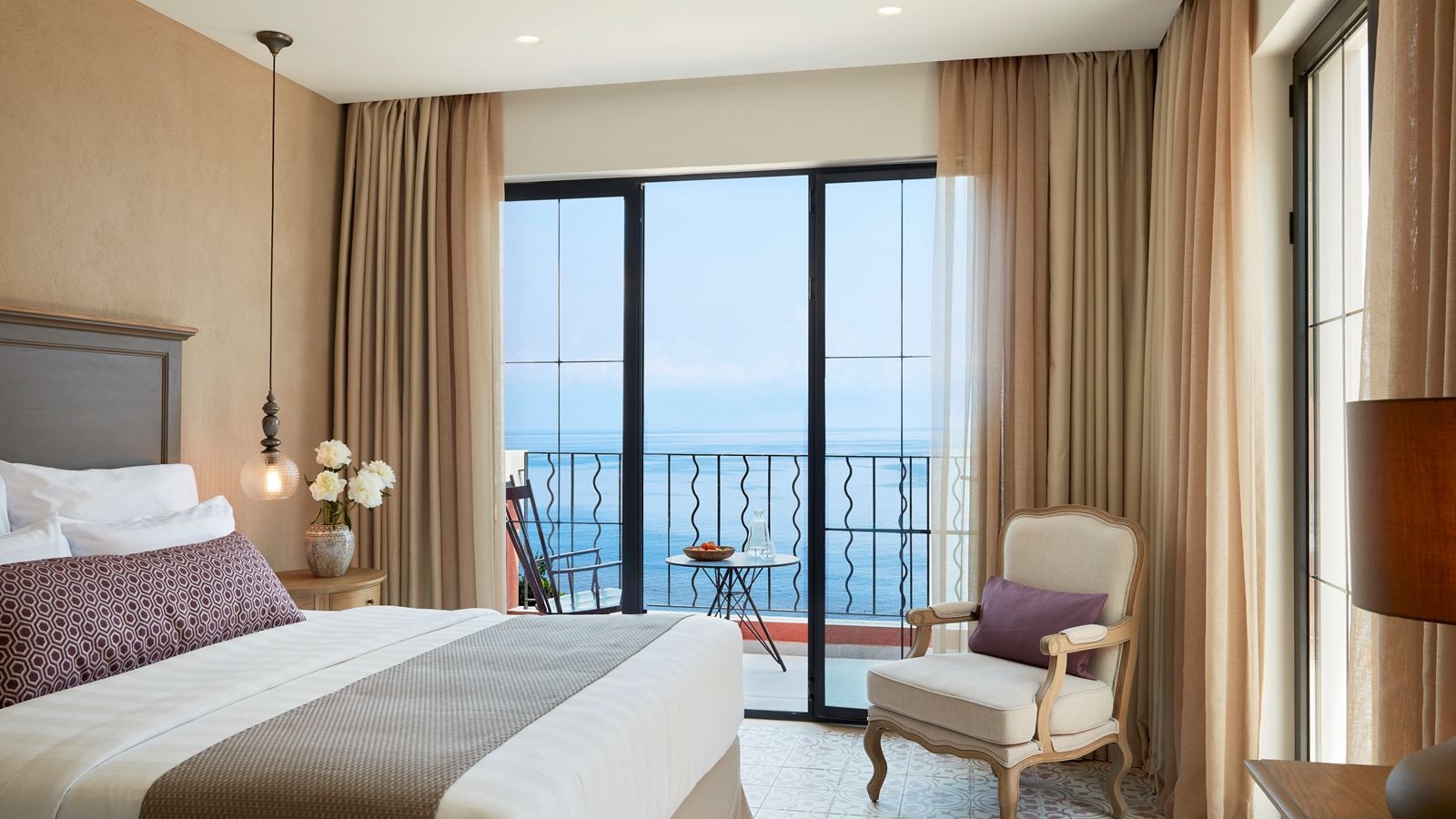 rooms-grand-terrace-junior-suite-sea-view-with-whirlpool