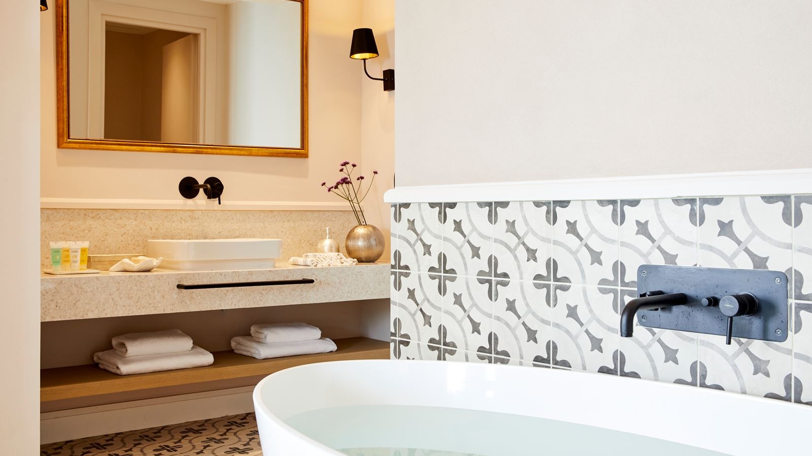 rooms-deluxe-suite-whirlpool-sea-view