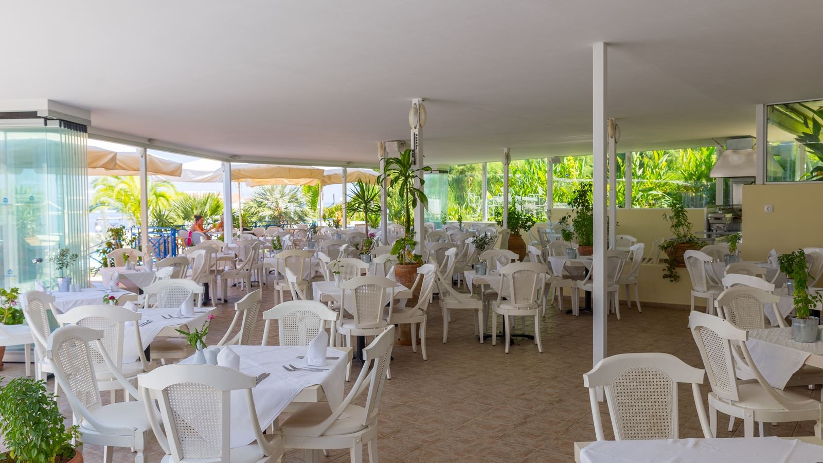 restaurants-apollo-pool-snack-bar