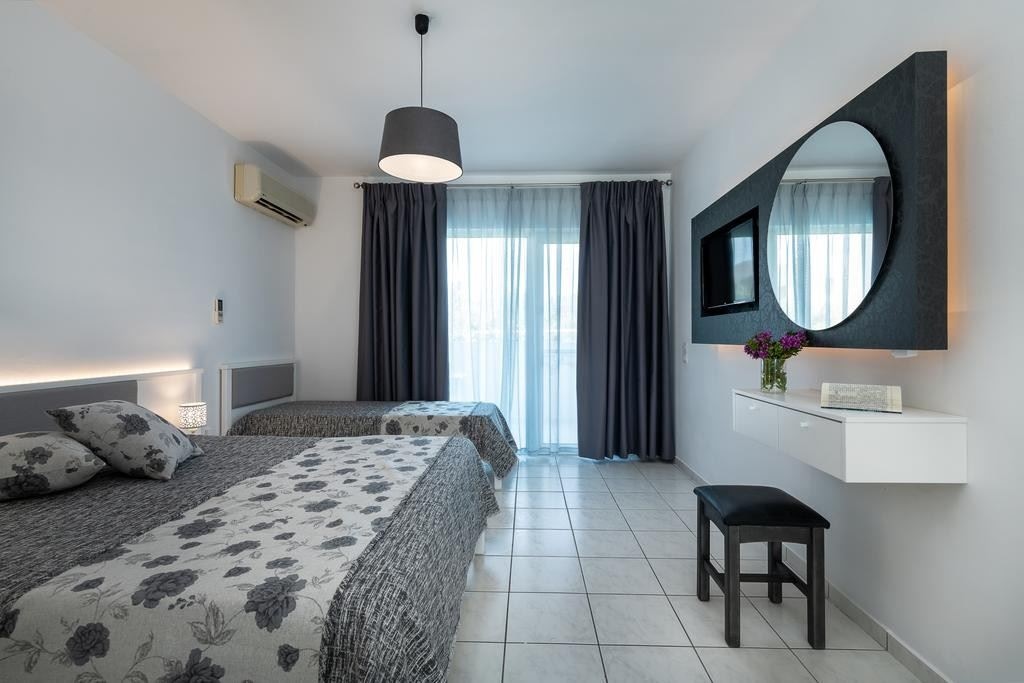 rooms-twin-room-private-garden